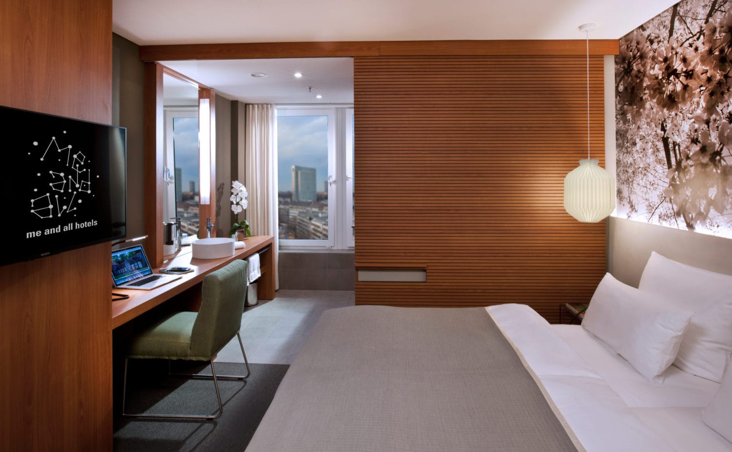 Strak ingerichte kamer van het Me and all Hotel in Duesseldorf