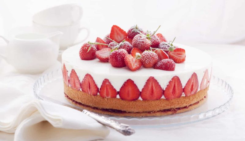 fruchtig-frische Joghurttorte mit Mürbteig und Mandelbisquit