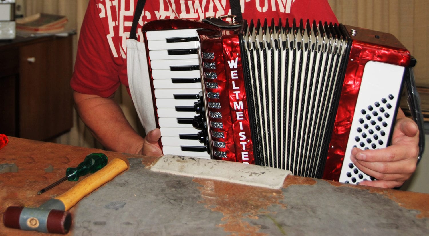 De productie van Weltmeister accordeons omvat heel veel handelingen.