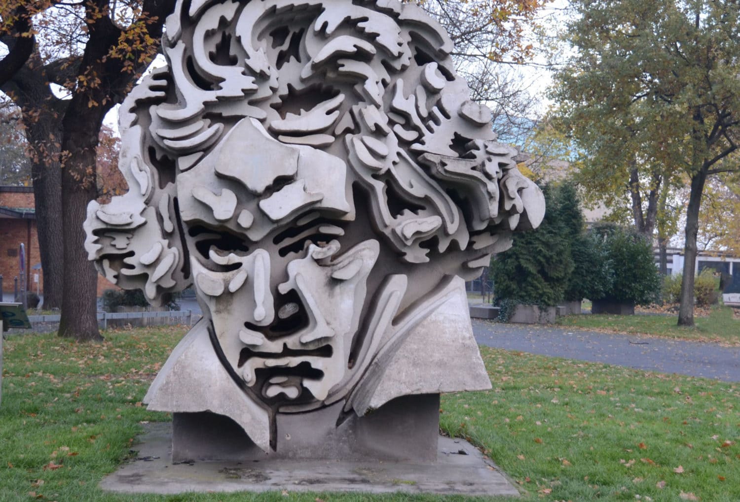 Het metershoge hoofd van Beethoven gemaakt uit beton, door Klaus Kammerichs.