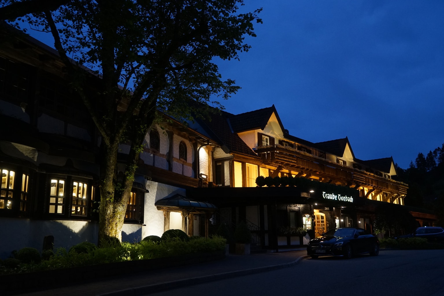 Hotel Traube Tonbach bij nacht.