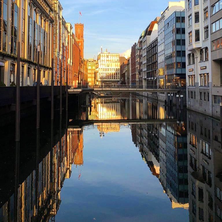 Amsterdam? Nee hoor, dit is in Hamburg! „Bleichenfleet“ heet deze gracht. „Fleeten” worden de kanalen in Hamburg genoemd. Net als Amsterdam werd Hamburg destijds door een netwerk van grachten ontsloten. 
Wat een mooie sfeer!  #duitslandmagazine #hamburg #fleete #uitstapje #dagjeduitsland #spiegelbeeld #gespiegeld #vindikleuk #mooiesfeer #dagjestad #industrieel #waterindestad #hansestadt #hamburgistschön #lekkerweertje #stadsleven #lekkerzonnetje #duitslanddichtbij #duitslandvakantie