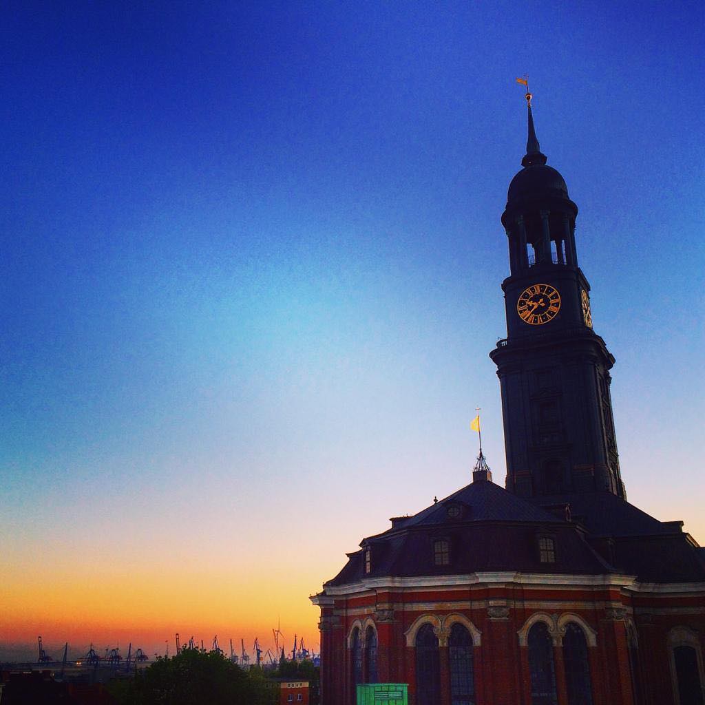 De Sint-Michielskerk in Hamburg, beter bekend als „Michel“, is hét symbool van Hamburg. 
De kerk kan je gratis bezoeken. Maar we raden je aan om ook de 132m (!) hoge toren te beklimmen. Het spectaculaire uitzicht is de toegangsprijs van 5€ zeker waard.  Ook doen: Naar het overweldigend spel van het orgel luisteren (elke dag om 12 uur).👂 #hamburg #hh #hamburgmeineperle #michelhamburg #zonsondergang #romantiek #kerk #kerktoren #orgel #vindikleuk #wanderlust #reizen #vakantie #travelgram #duitslandmagazine