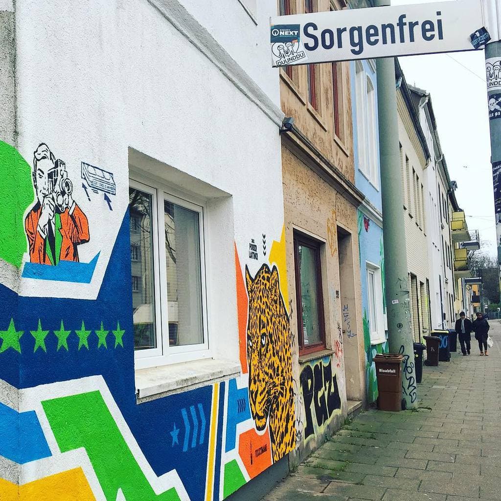 Eindelijk is het Duitsland magazine ook op instagram te vinden! 🙌  We hebben er heel veel zin in om onze verhalen over Duitsland met jullie te delen. Of het nu gaat om reizen in Duitsland, nieuws op het gebied van cultuur of lifestyle. 🧳🥨🚲
We wensen een fijn en ‘sorgenfrei’ weekend! Geen grap, deze straatnaam hebben we gespot in #bremen. 
#duitslandmagazine #straatnaam #straatnaambord #streetartgermany #nederlandersopreis #sorgenfrei #zorgenvrij #duitslanddichtbij #naarduitsland #uitstapje #dagjeduitsland #duitslandvakantieland #duitslandreistips