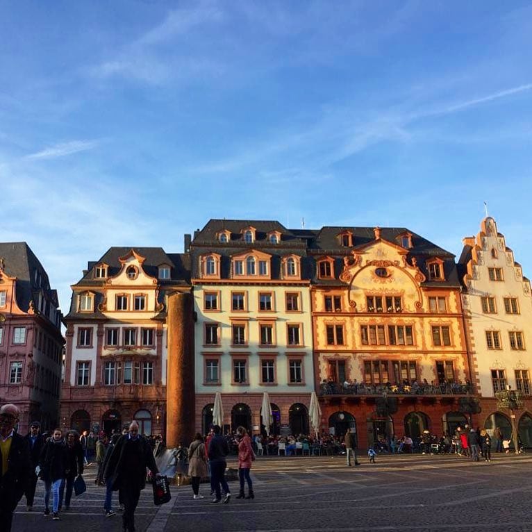 Ken je de stad #Mainz al? De #hoofdstad van #rijnlandpalts is zeker een #bezoek waard.  #citytrip #uitstapje #duitsland #huisjes #stadswandeling #mooilicht #vakantie #vakantietips #opstap #dagjeduitsland