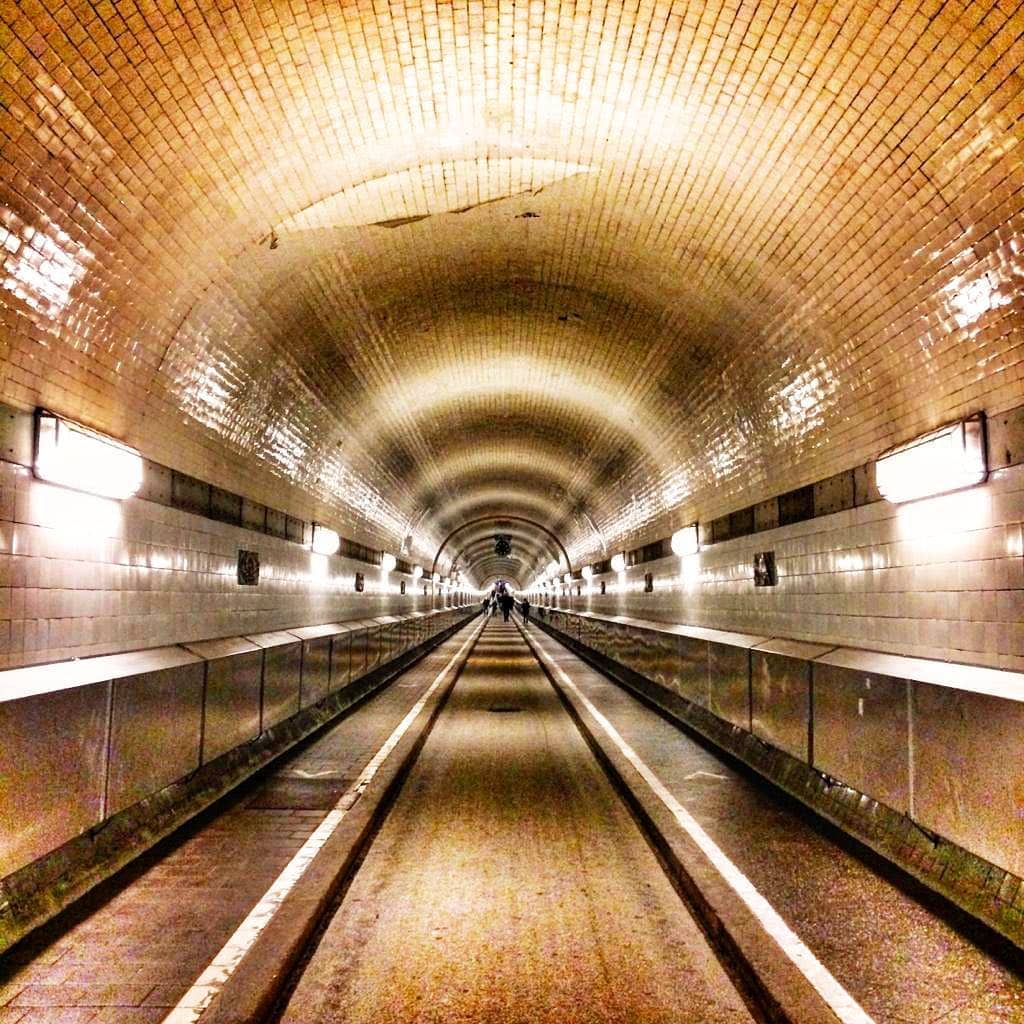 De St. Pauli-Elbtunnel is bijna 450 meter lang en ligt 24 meter onder het maaiveld. Aan de stadzijde kunnen auto’s mbv een lift de tunnel in! Maar je kunt er natuurlijk ook te voet of wel met de fiets doorheen. Er zijn mooie ornamenten aan de muur te bekijken, dus zeker een bezoek waard tijdens je volgende Hamburg uitstapje!  #hamburg #elbtunnel #stpauli #tunnel #reistips #duitsland #dagjeweg #uitstapje #citytrip #hamburgtipps #reisadvies #activiteiten #vakantietip #dagjeduitsland #hamburgtips #vakantiemetkinderen #actievevakantie #dagjeuit #reisinspiratie