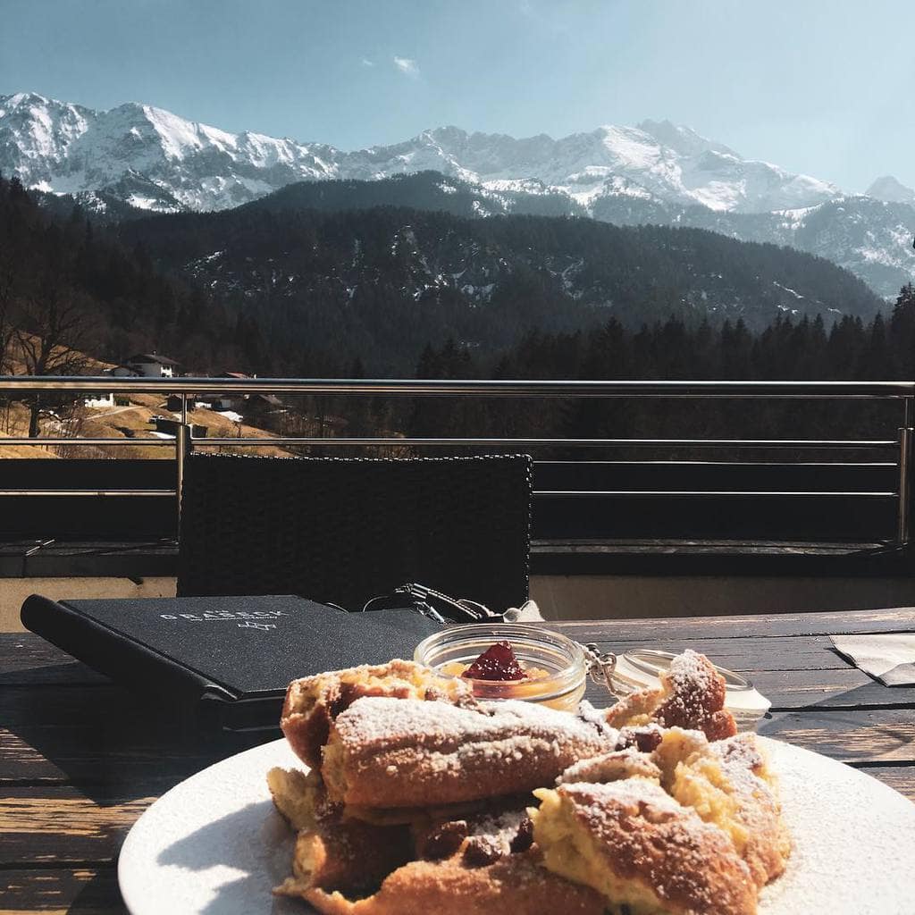 Redactrice @gold_gelb heeft in de Alpen van Beieren @das_graseck van een heerlijke Kaiserschmarrn en een geweldig uitzicht genoten 🏔🥄 #garmischpartenkirchen #beieren #duitsland #alpen #mooiuitzicht #hoteltip #kaiserschmarrn #lekker #aanrader #reistip #zuidduitsland #natuur #reizen #oppad