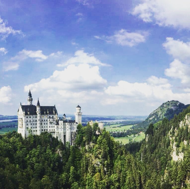 Schloss Neuschwanstein lijkt zo uit een Disneyfilm te zijn, maar in werkelijkheid is het andersom: Dit kasteel was de inspiratie voor Walt Disney! 🏰👸🤴 #neuschwanstein #füssen #beieren #vakantie #kasteel #koning #reistip #uitstapje #wandeling #duitsland #disney #droom #wow #zomooi #geweldig #aanrader #wandeling #castlelove #castlespotting #wanderlust #bestplacestogo #incredible #reistip #romantisch #natuur