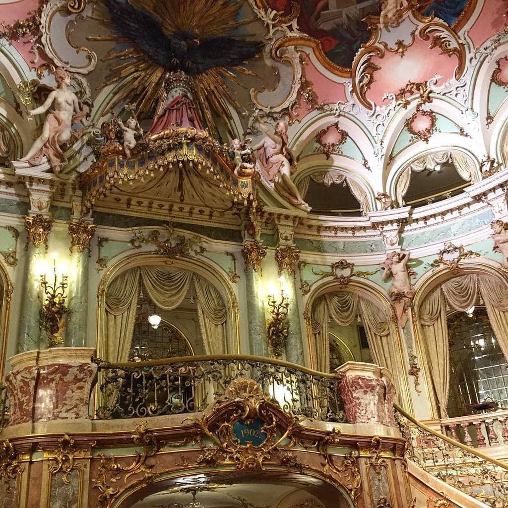Zelfs als je geen fan bent van opera of theater is het Hessische Staatstheater Wiesbaden een bezoek waard. Rood fluweel, stucwerk,enorme kroonluchters: dit theater heeft het allemaal. 
#theater #hessischesstaatstheaterwiesbaden #toneel #hessen #uitstapje #opera #decor #prachtig #neobarock #mooiepandjes #wow #indrukwekkend #aanrader #weekendjeweg #duitsland #reizen #architectuur #adembenemend #mooi #vakantie #duitsland #