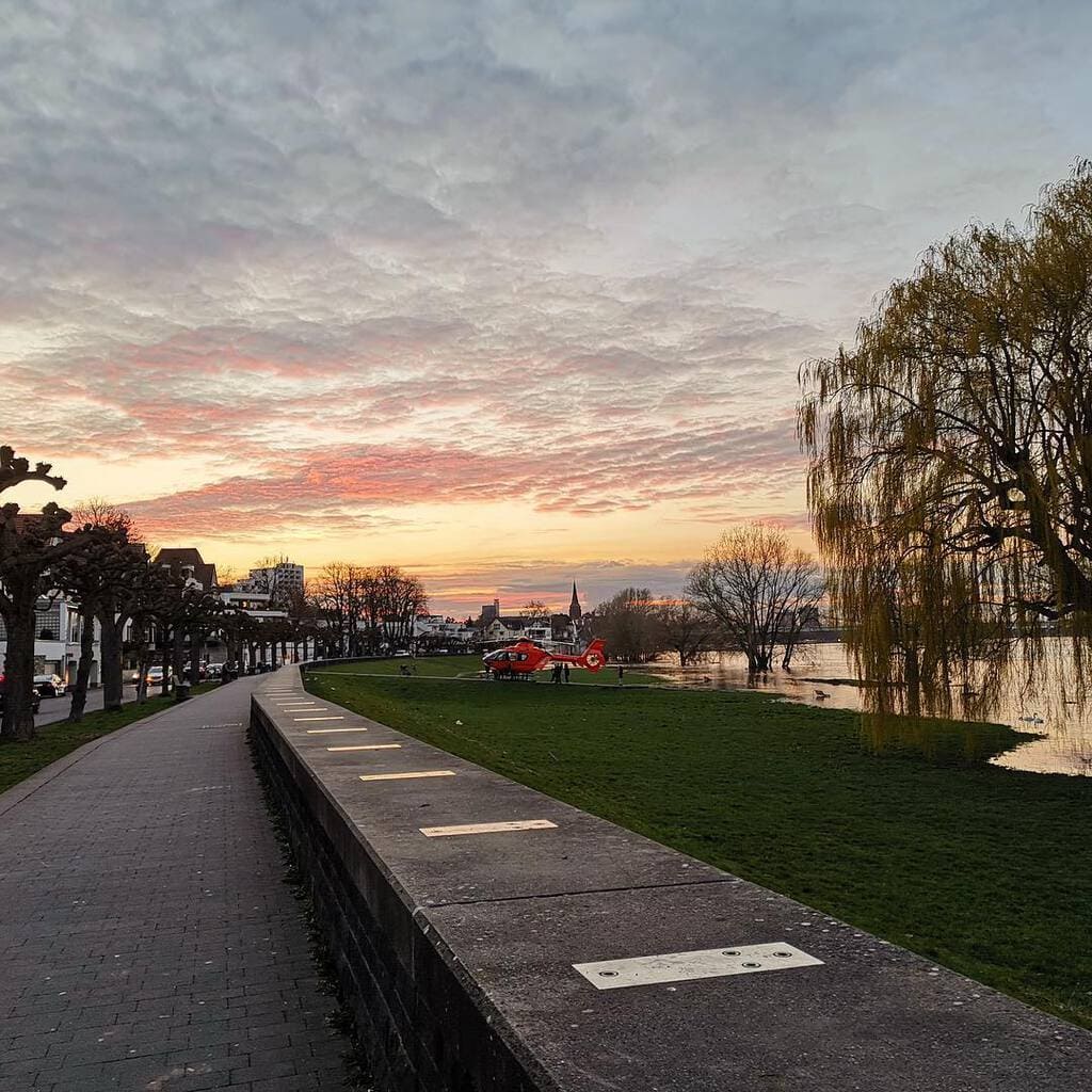 Zonsondergang aan de Rijn 😱  #rijn #zonsondergang #keulen #romantisch #mooiekleuren #hemel #prachtig #geweldig #wow #sunpower #duitsland #vakantie #natuur #buiten #rivier #rheinliebe #fietsvakantie #fietsen #opstap #reistip #uitstapje
