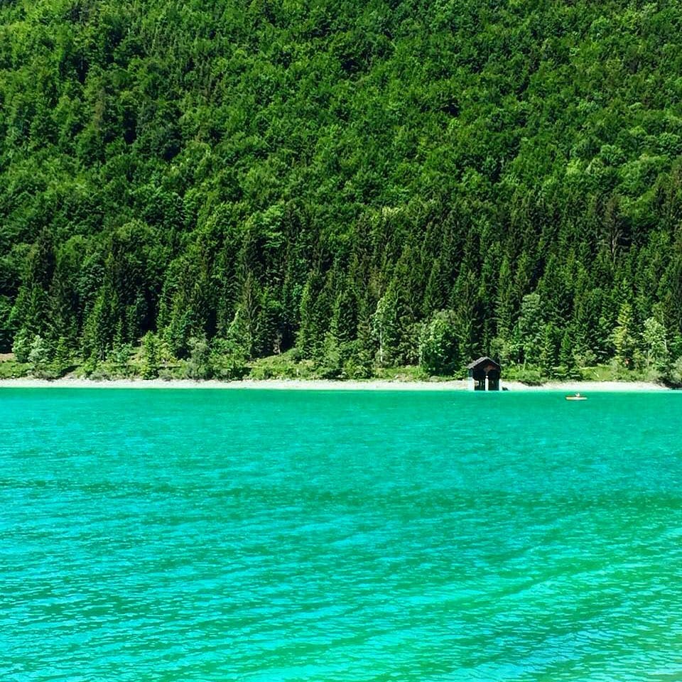 De Walchensee in Beieren 😍  #walchensee #alpensee #meertje #turquoise #lekkerzwemmen #zuidduitsland #reistips #aanrader #onderweg #duitsland #vakantie #reizenmetkinderen #travelfreak #reizen #natuur