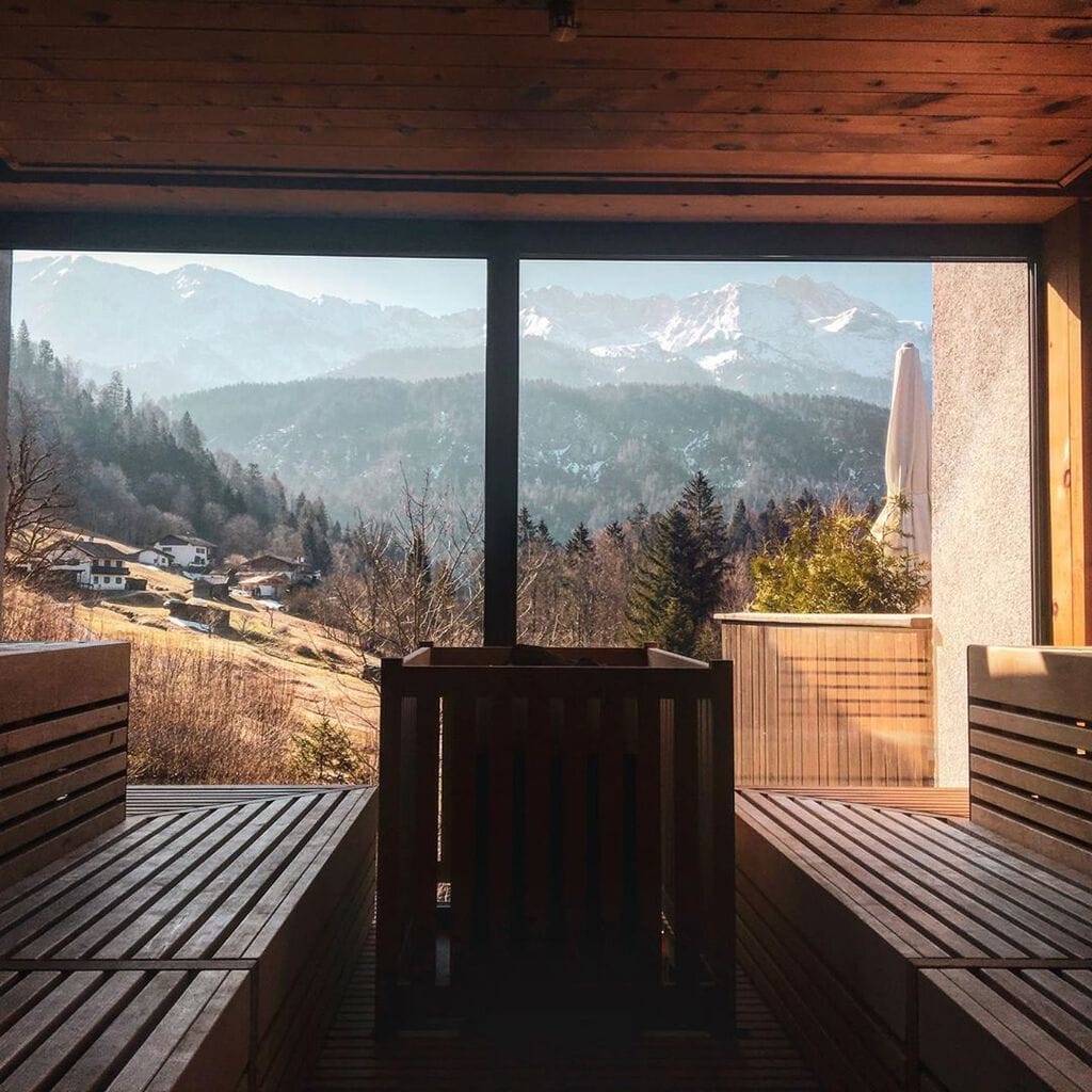 Panorama sauna in het hotel @das_graseck – redactrice Linda @gold_gelb mist het al. 
#spawithaview #sauna #reistip #alpen #duitsland #ontspannen #sorelaxing #vanhetlevengenieten #beieren #zuidduitsland #hotel #bergen #uitzicht #landschap #relax #aanrader #tip #discovergermany