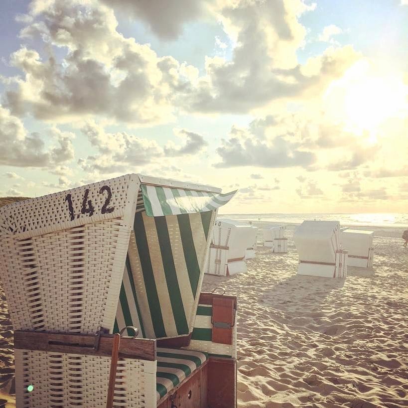 Redactrice Marie @marie.worldwild heeft de zomer al geproefd – op het eiland Baltrum in de Noordzee. Smaakt naar zon, zand en zee! 🦀🌞🌊 #baltrum #eiland #strand #zand #zininzomer #vakantie #duitsland #dagjeduitsland #aanrader #dromen #familievakantie #zee #noordzee #strandkorf #strandkorb #lekkerzomers #ophetstrand #strandwandeling #beachlove #water #vanhetlevengenieten #enjoylife #relaxing #rustigaan