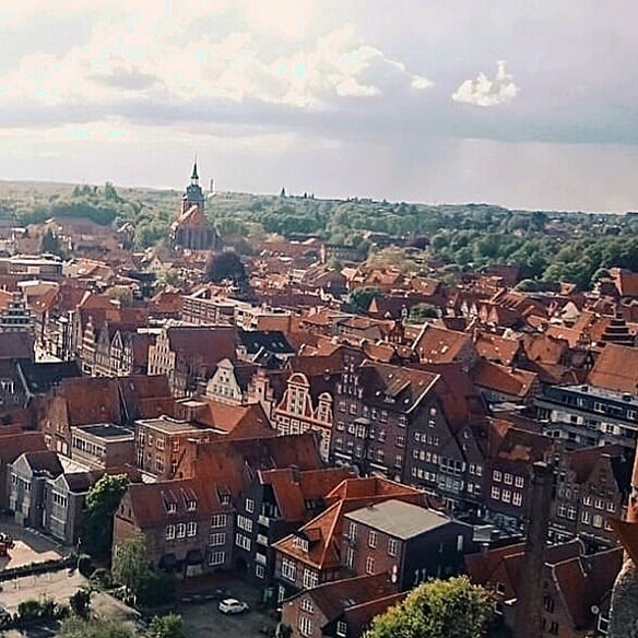 Historisch en groen: Lüneburg 🦋  #lüneburg #noord #duitsland #mooiuitzicht #stedentrip #weekendjeweg #altstadt #reizen #aanrader #citytrip #cityview