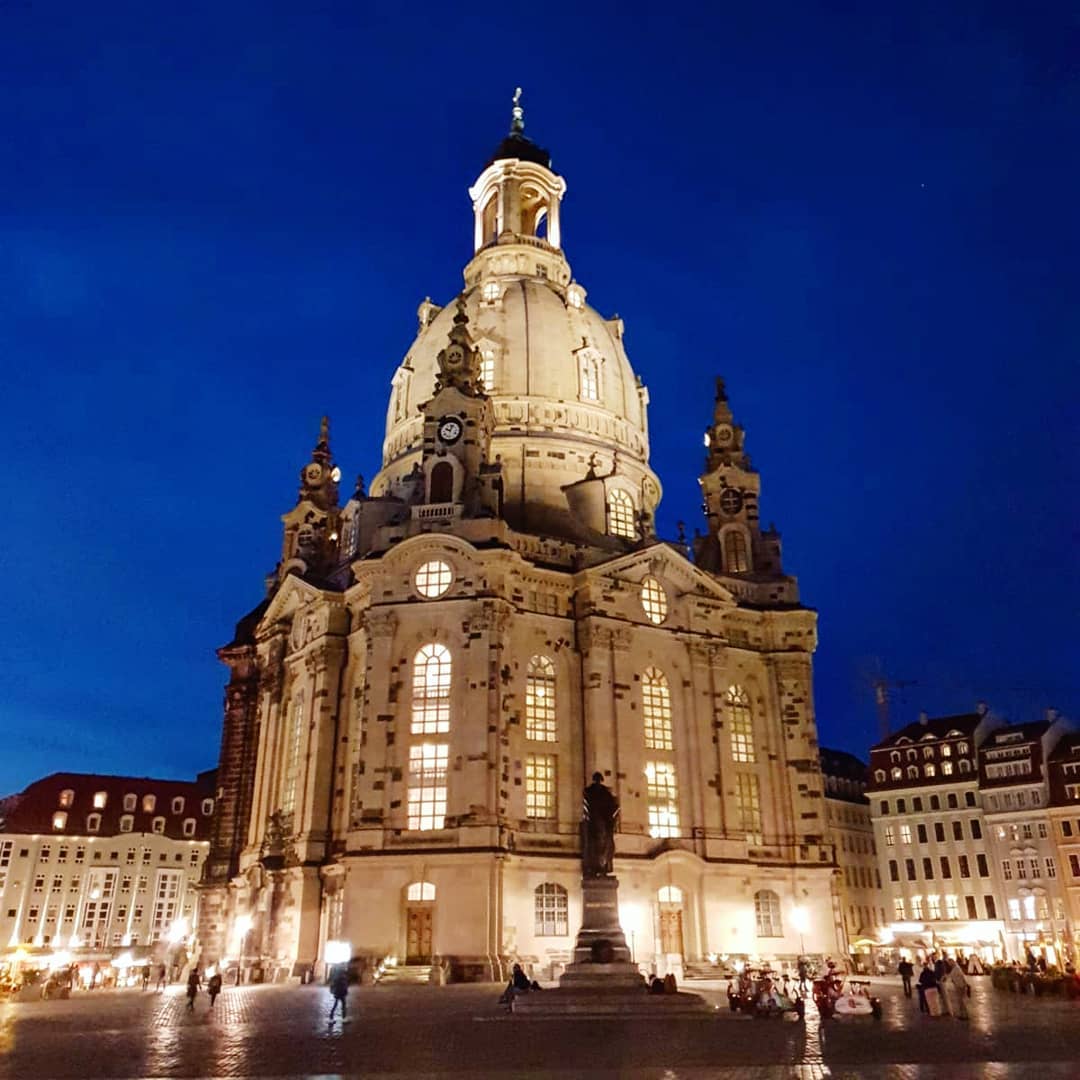 Het bekendste gebouw in Dresden, de Frauenkirche, moet je absoluut bezoeken als je in de stad bent!  Op onze website (link in bio) verraten we wat je in de mooiste stad van Saksen naast de Frauenkirche echt moet zien!  #dresden #frauenkirche #mustsee #visitdresden #stedentrip #weekendjeweg #reisinspiratie #duitsland #reisenmachtglücklich #saksen #churchesofinstagram #kerk #vakantie #wow #leukeavond #blueeveningsky #cityphotography #wanderlust #saxony #duitslanddichtbij #avondfotografie #monumentaal #prachtig #gebouw