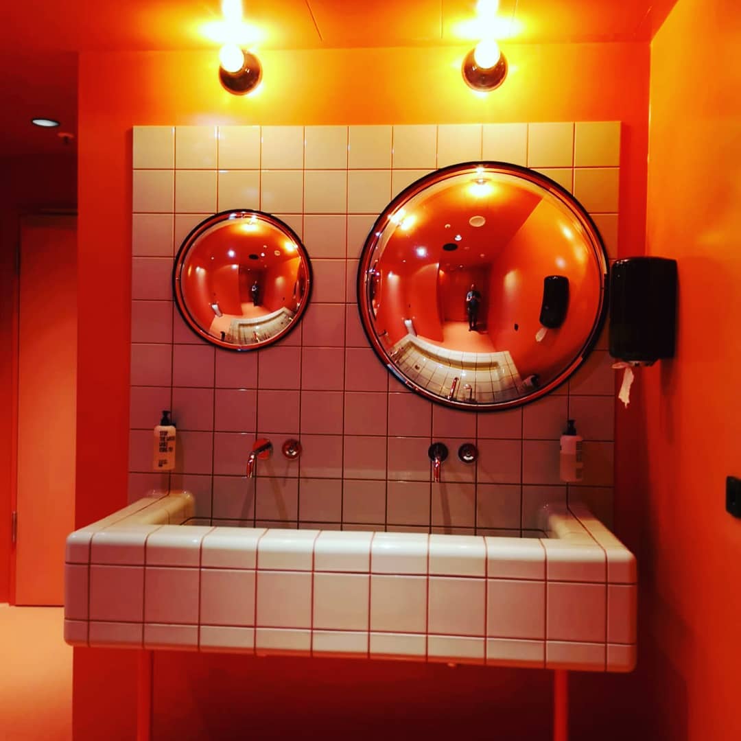 In het artikel ‘Op bezoek bij Captain Future’ (te vinden op onze website!) van @fraumuksch beschrijft ze haar bijzondere verblijf in het 25hours hotel The Circel in Keulen.
En ja, zelfs de wc ziet er heel futuristisch uit – welcome to the future! 👾🤖💫 #25hourshotel #captainfuture #modernhotels #designhotels
#toekomst #artikel #reizen #hoteltip
#aanrader #keulen #futuristisch #retrofuturism #wowdesign #mooihotel #duitsland #reisadvies #fancybathrooms #stedentrip #traveljournalism