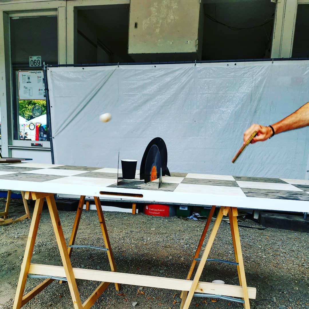 Stijlvol tafeltennissen @opensourcefestival in Düsseldorf. 🏓  #tafeltennis #pingpong #upcycling #vinyl #leuk #gezellig #festivalletje #spelen #buitenspelen #duesseldorf #refurbished #meubels #furniture #doityourself #zelfmaken #noordrijnwestfalen #yippie #visitduesseldorf #uitstapje #weekendjeweg #duitslanddichtbij #genieten #vriendschap #creatief #creativeideas