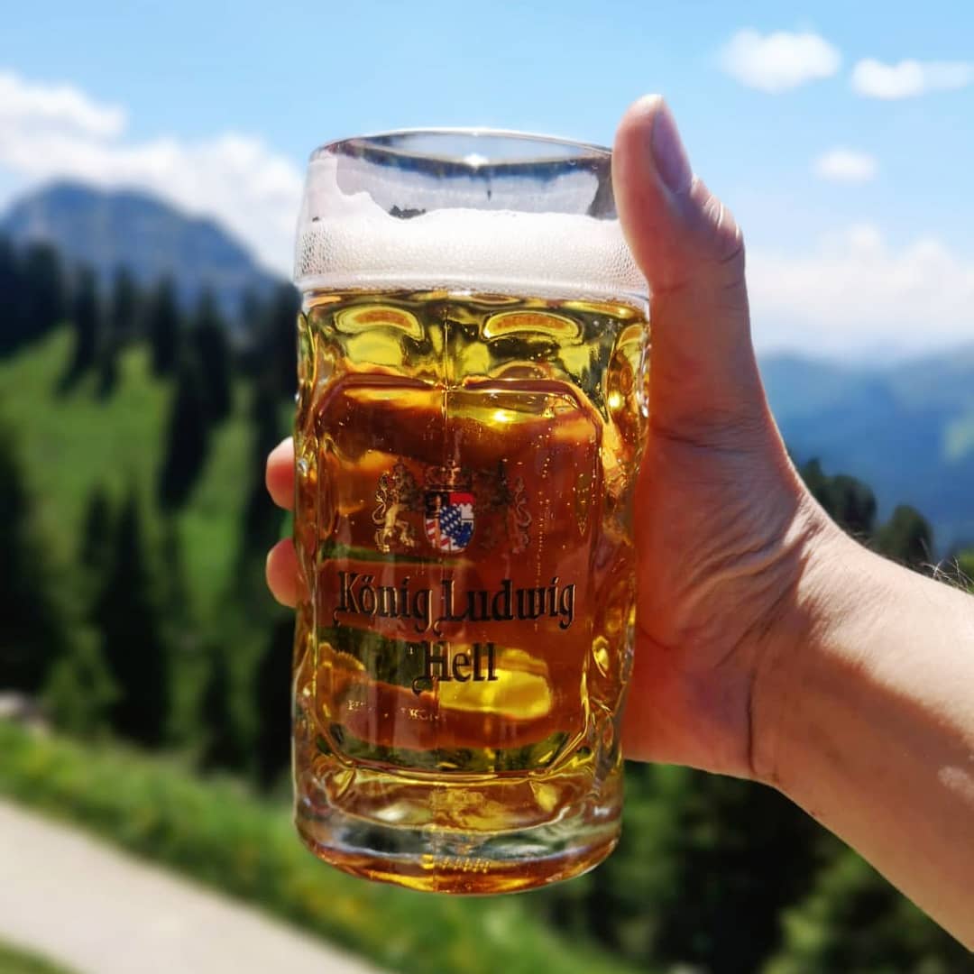 Vandaag is het de internationale dag van het bier! Sinds 2012 wordt deze dag jaarlijks op de eerste vrijdag van augustus gevierd. Dus geniet ervan (strakjes 😉) en proost! 🍺🍻 #dagvanhetbier #internationalbeerday #proost #prost #cheers #einprosit #bier #beer #biertje #lekkerbiertje #bierchen #feierabendbier #duitsland #vakantie #lekkerbier #vieren #feest #biergarten #bierliebe #craftbeer #instabeer #heerlijk #relaxen #fijneweekend