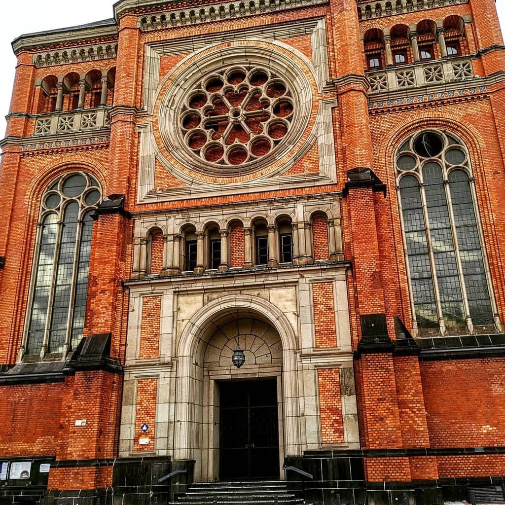De Johanneskerk is de grootste protestantse kerk in Düsseldorf en ligt midden in het centrum van de stad. Mooi, hè? ⛪
#düsseldorf #johanneskirche
#noordrijnwestfalen #mooiekerk #mooieplekjes #stadswandeling #stedentrip #ontdekken #monumenten #architectuur #churchesofinstagram #geweldig #indrukwekkend #reistips #duitsland