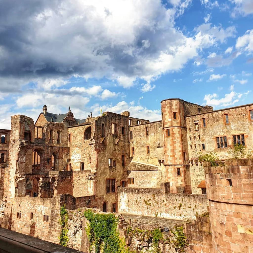 Het imposante Schloss Heidelberg! 🏰😍
Voor € 12 kun je met een treintje omhoog (en later weer naar beneden) rijden, het kasteel en de omliggende tuinen bezichtigen en vanuit een nog hoger geleden uitzichtpunt van een fantastisch uitzicht op Heidelberg, de Neckar en de omgeving genieten. Aanrader!  #heidelberg #kasteel #heidelbergschloss #stedentrip #aanrader #uitzicht #wow #geweldig #holidaygoals #opstap #expeditie #ontdekken #cultuur #hotspot #highlights #vakantie #duitsland #reizen #geschiedenis #zomooi #adembenemend #mustdo #travelgermany