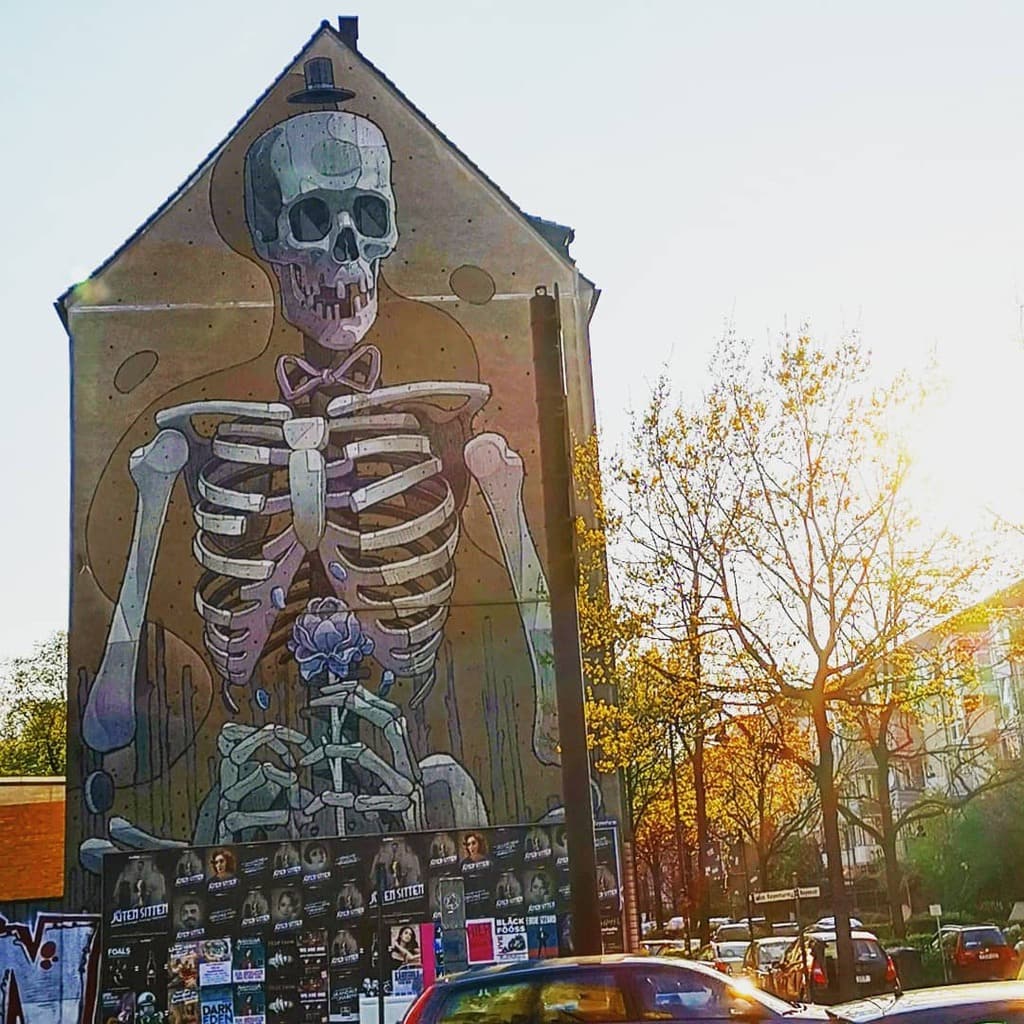 Streetart in Keulen, gemaakt door kunstenaar @aryz. 💀😮 Mooi of eng?  #streetartgermany #duitsland #keulen #vakantie #streetart #mooi #eng #duister #somber #skelet #skeleton #dood #stedentrip #reizen #kunst #ontdekken #oppad #wow #geweldig