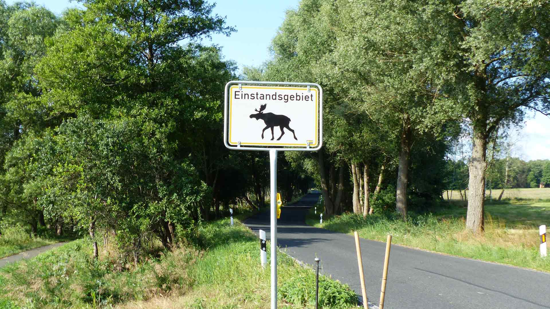 Een bord wijst op de mogelijkheid dat er elanden zijn in de Fläming in het Noorden van Duitsland