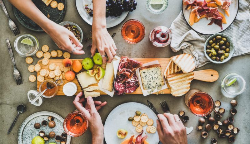 Een Beierse Brotzeit met brood, fruit, kaas en andere lekkernijen