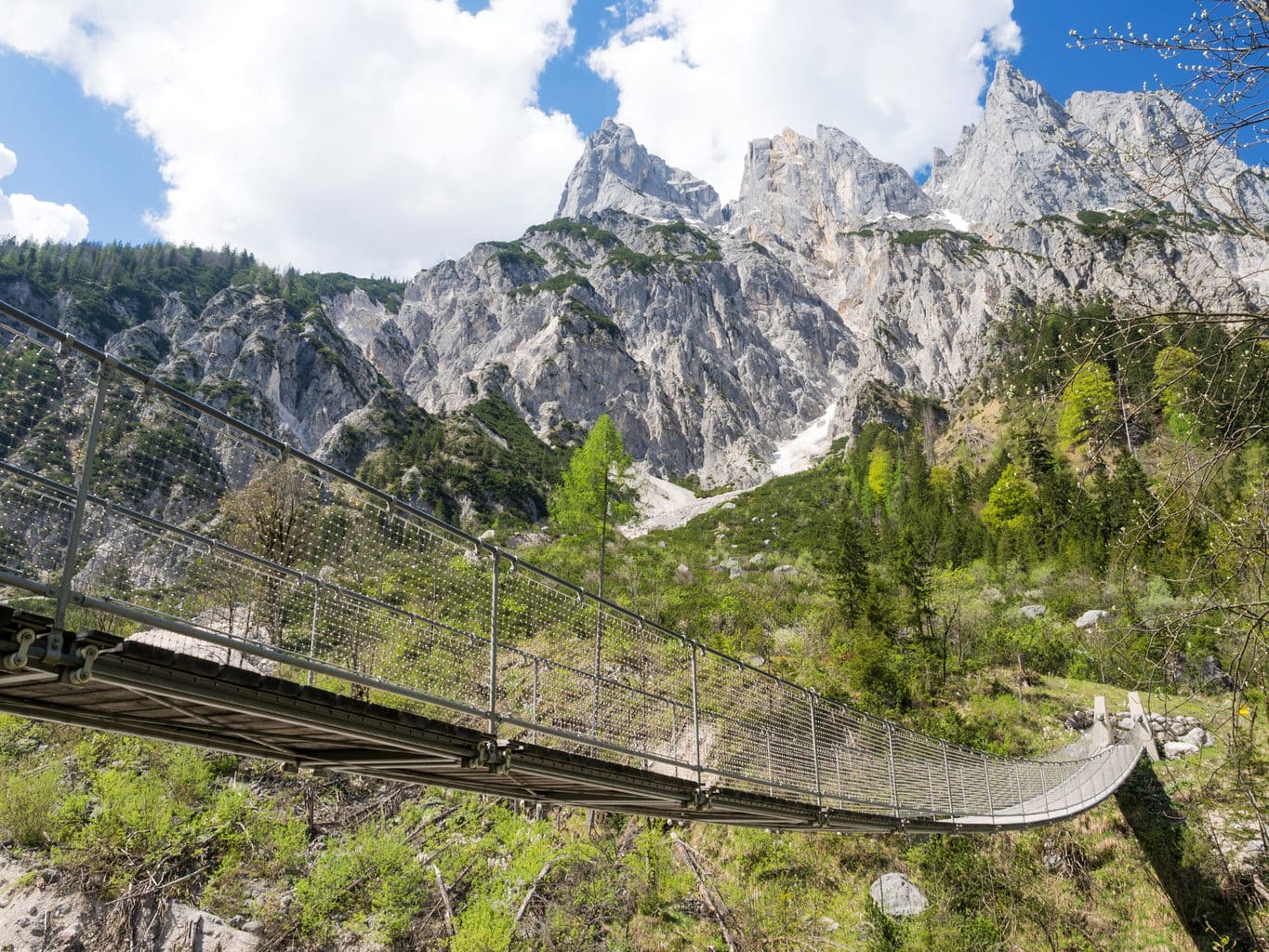 De spectaculaire hangbrug over de Klausbach in Berchtesgaden in de Duitse Alpen