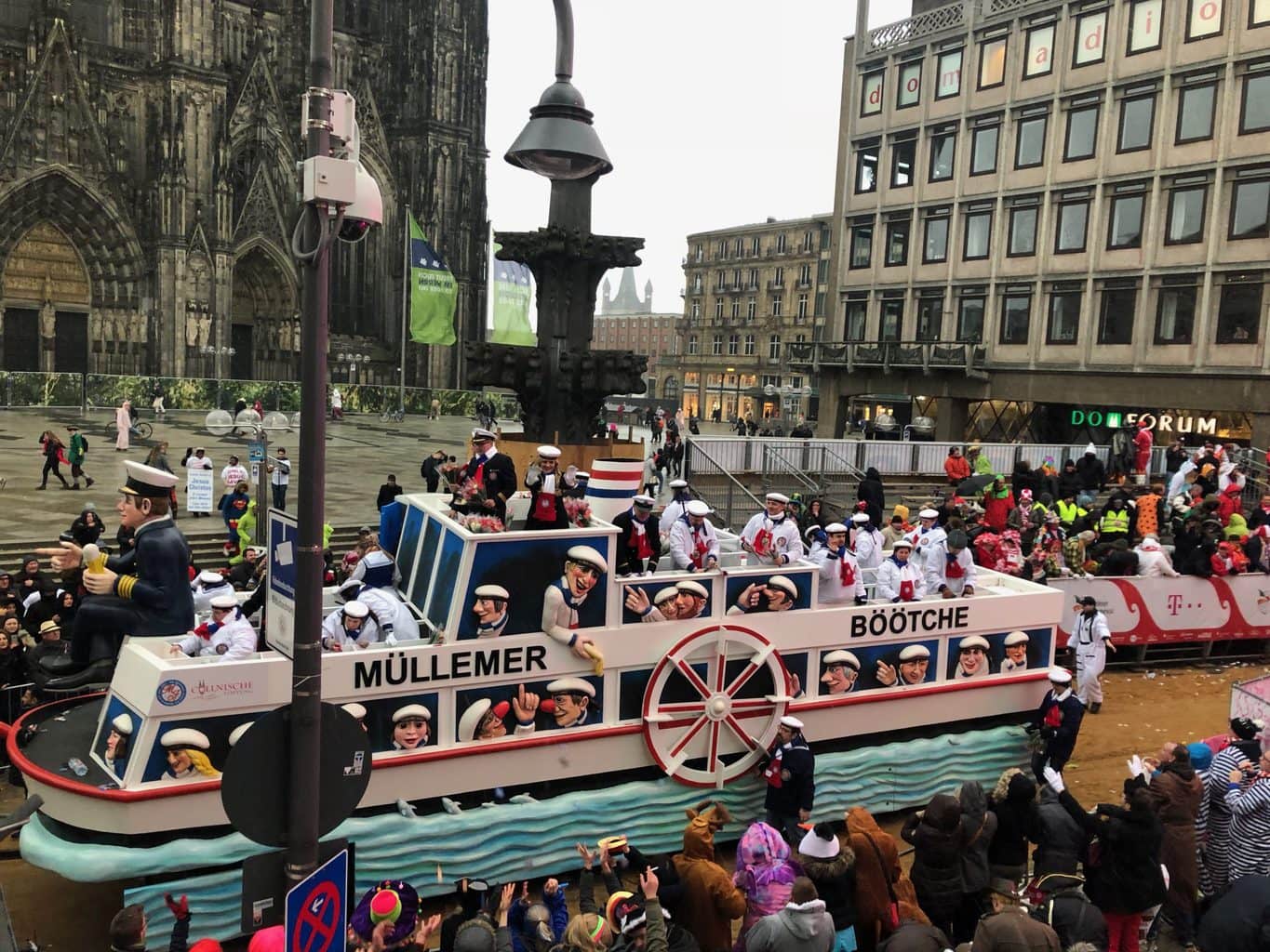 Een Keuls veerboot tijdens de carnavalsoptocht in Keulen voor de dom