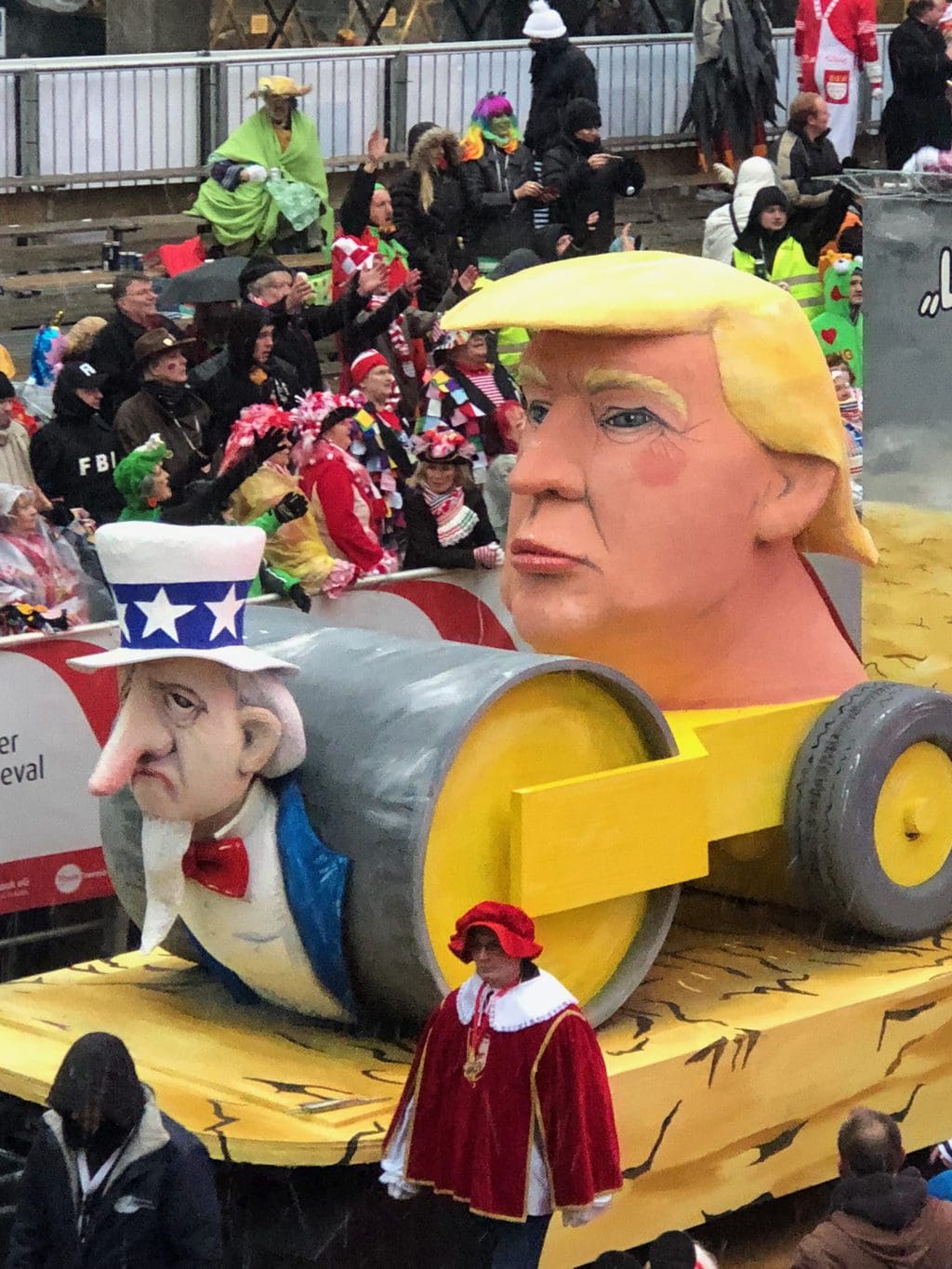 Gebruiksaanwijzing voor het carnaval in Keulen met voormalig president Donald Trump als figurant