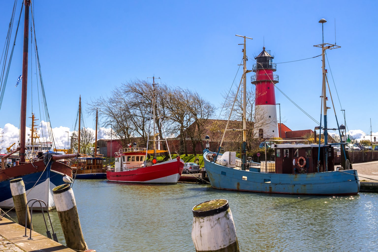 De haven van Büsum met schepen en vuurtoren