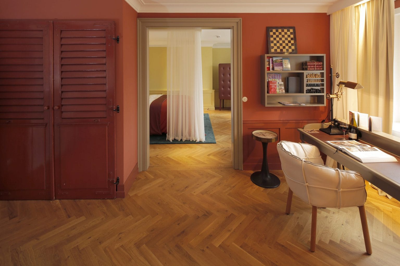 Suits in Hotel La Maison in Saarlouis met houten vloer