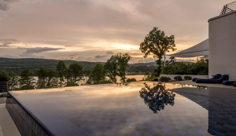 De Seezeitlodge in het Saarland met Infinity-pool tijdens de schemering