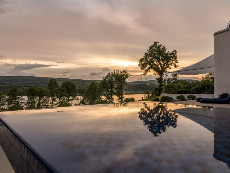 De Seezeitlodge in het Saarland met Infinity-pool tijdens de schemering
