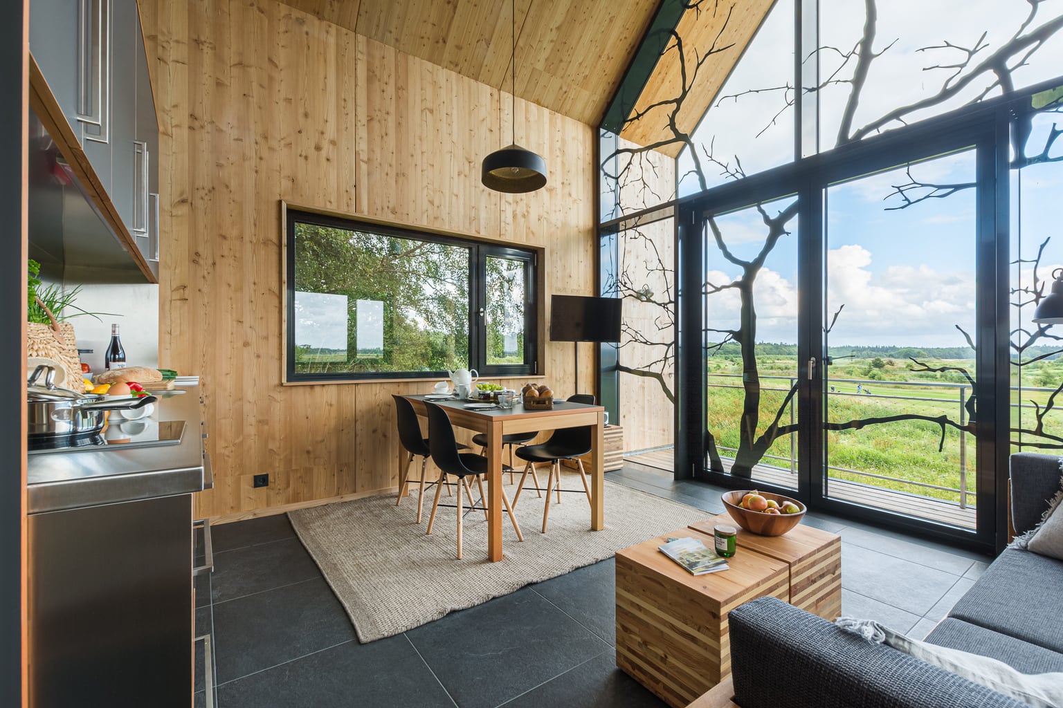 Uitzicht vanuit een boomhuis in een van de hippe designhotels in Duitsland