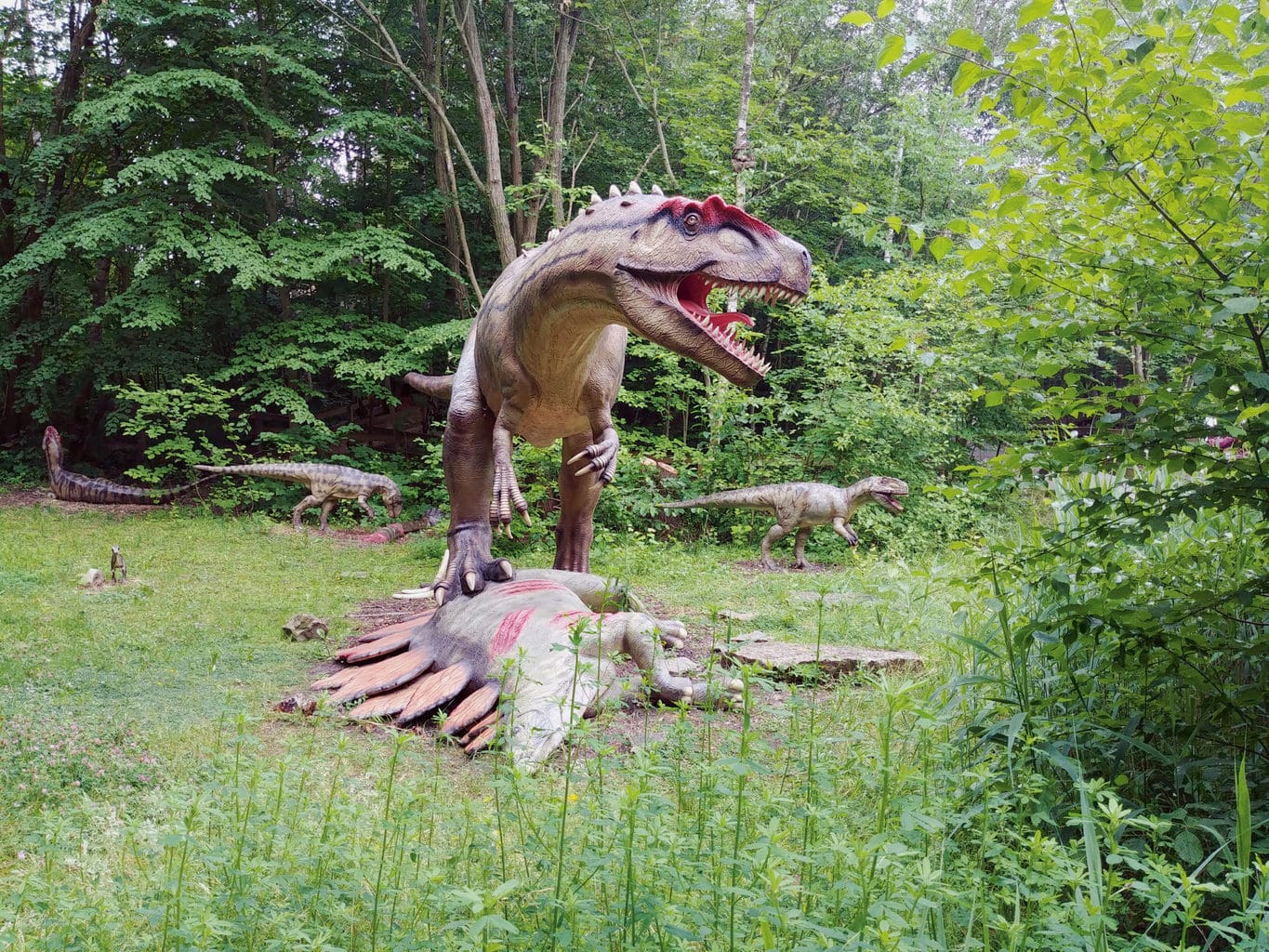 Montage van dinosaurussen in Park Münchehagen in Nedersaksen