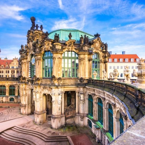 Skulpturen van engelen op het dak van de Zwinger in de Saksische stad Dresden