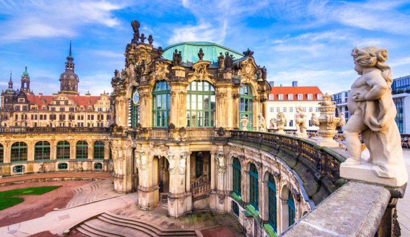 Skulpturen van engelen op het dak van de Zwinger in de Saksische stad Dresden