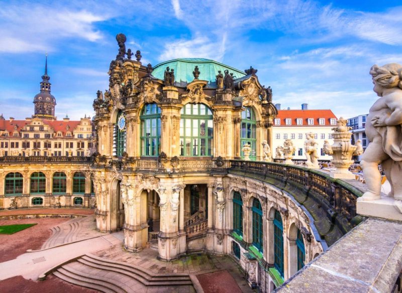 Skulpturen van engelen op het dak van de Zwinger in de Saksische stad Dresden