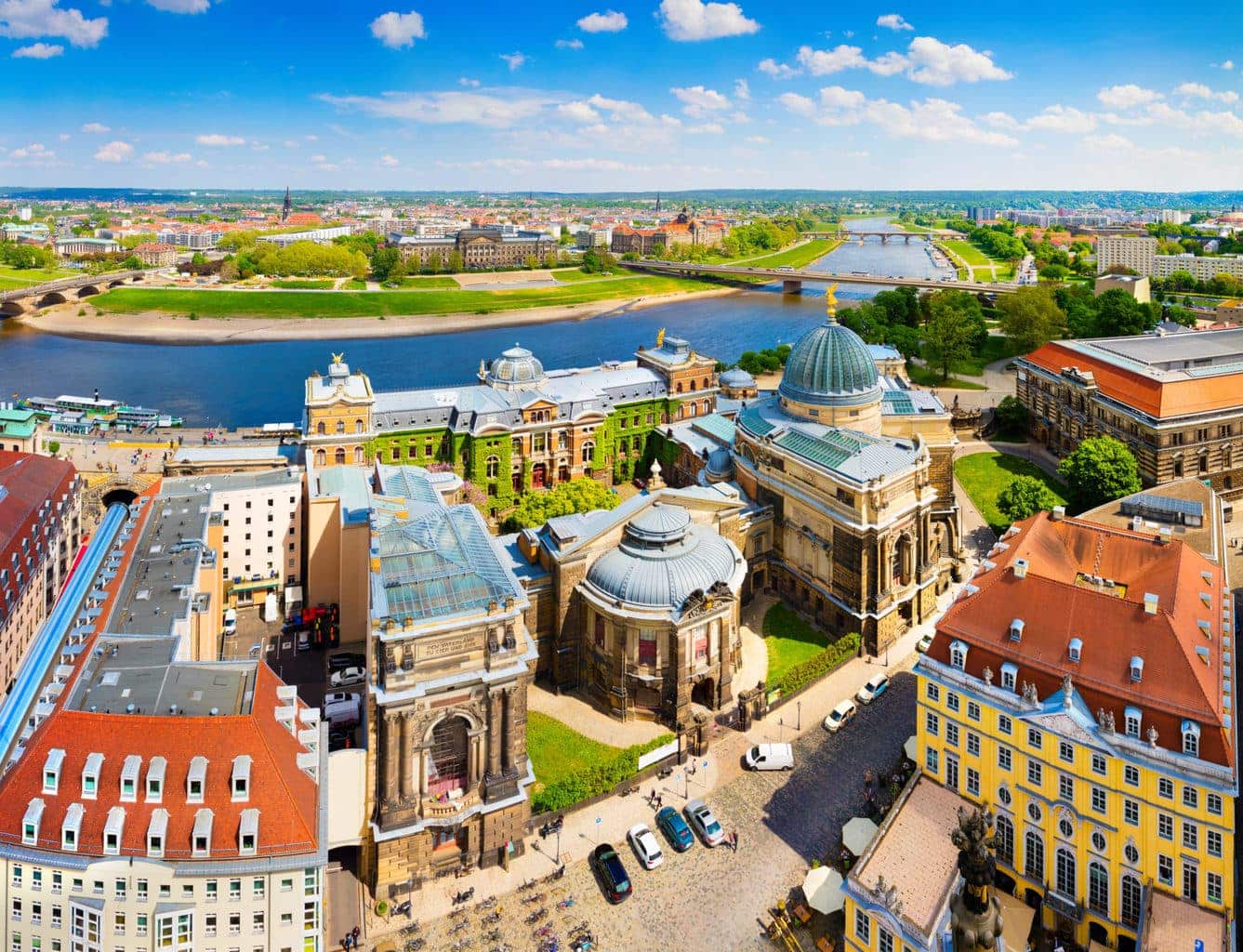 De binnenstad van Dresden met musea en monumenten is prachtig gelegen aan de rivier Elbe