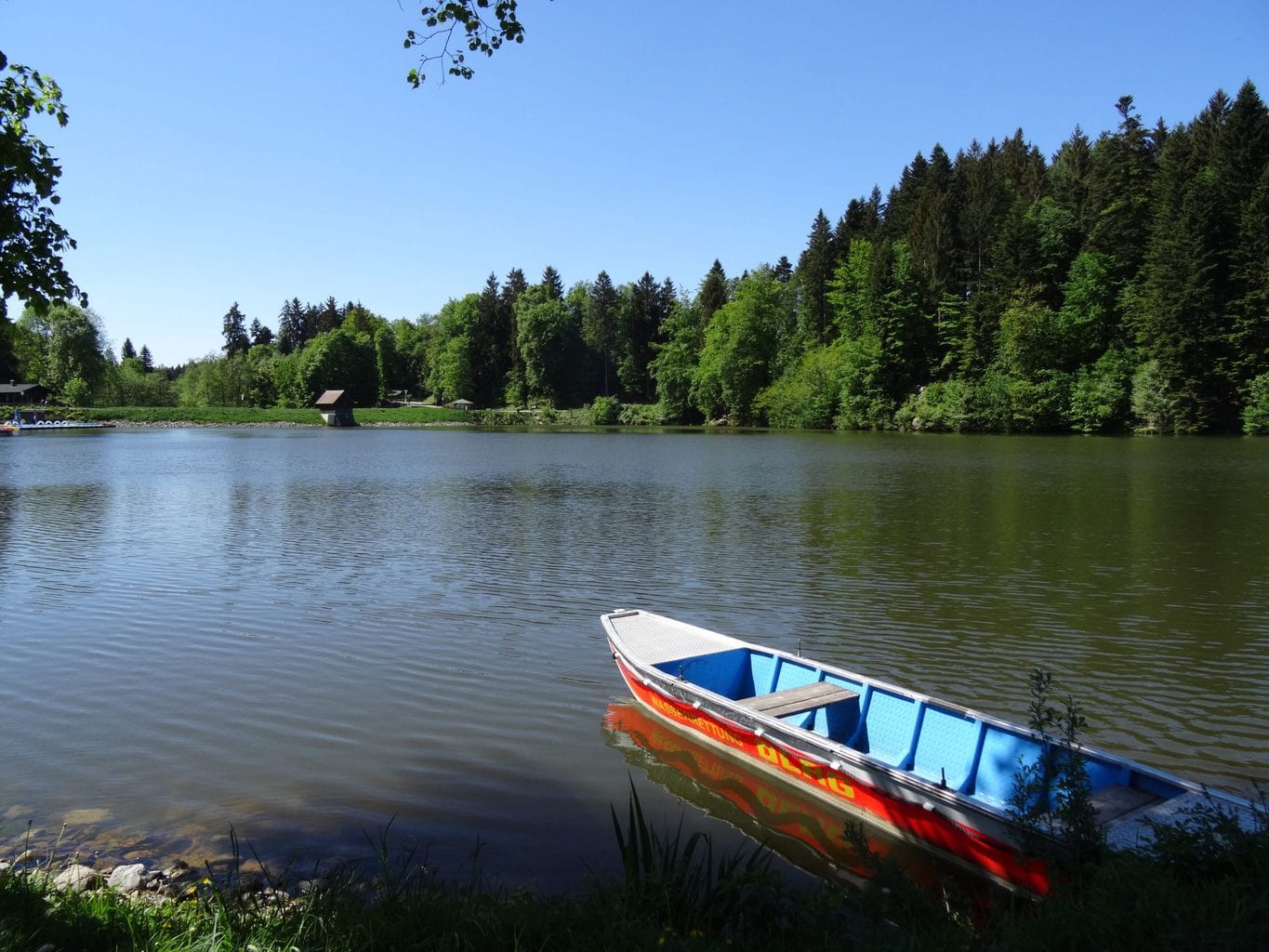 Een boot op de Ebnisee in Baden-Württemberg