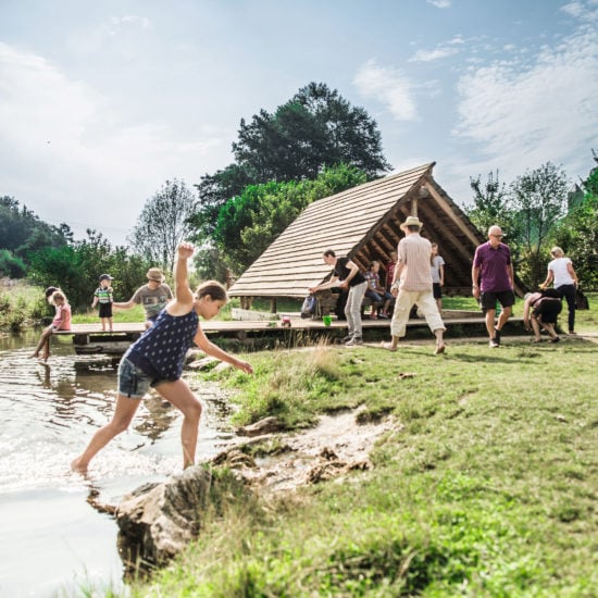 Kinderen vermaken zich in een riviertje op de Schwäbische Alb