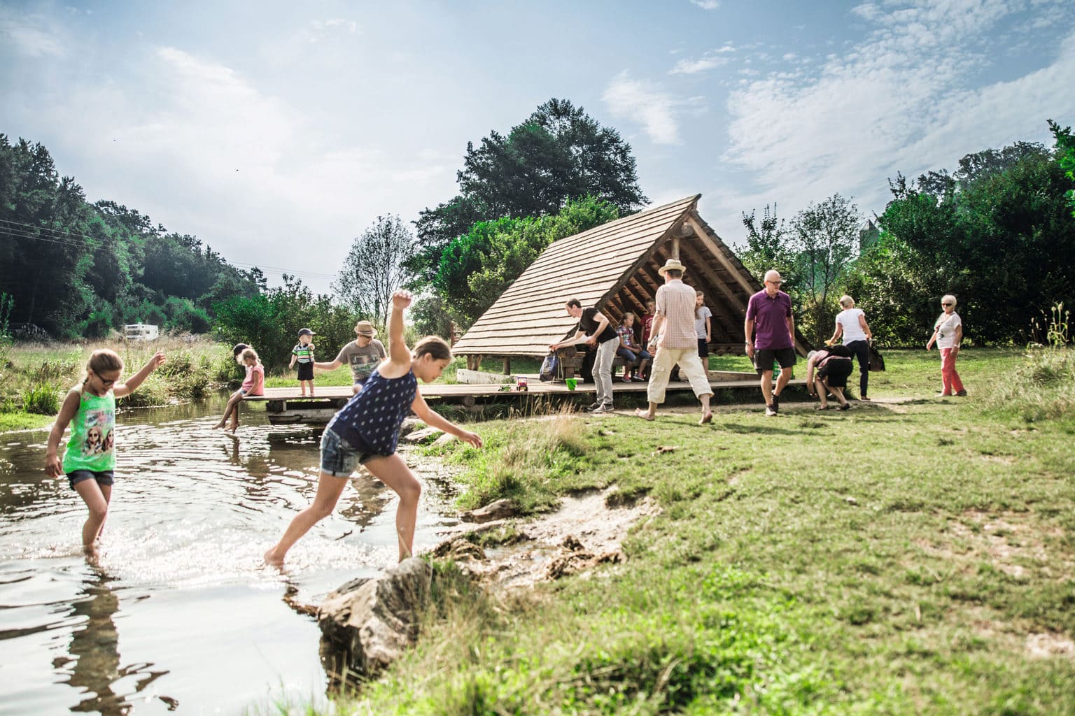 Kinderen vermaken zich in een riviertje op de Schwäbische Alb