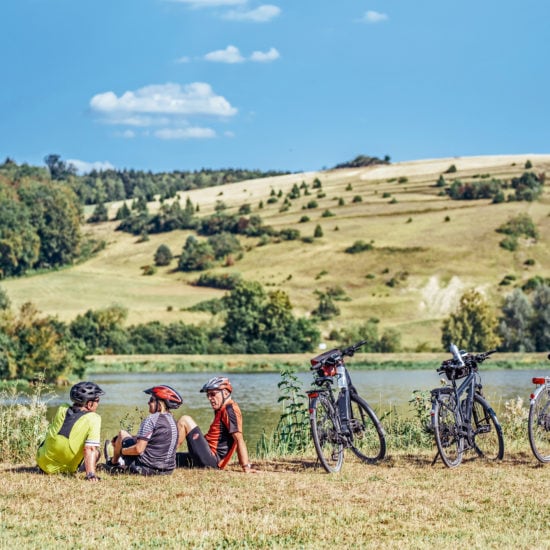 Fietsers in het heuvellandschap van het Nördlinger Ries in het Zuiden van Duitsland
