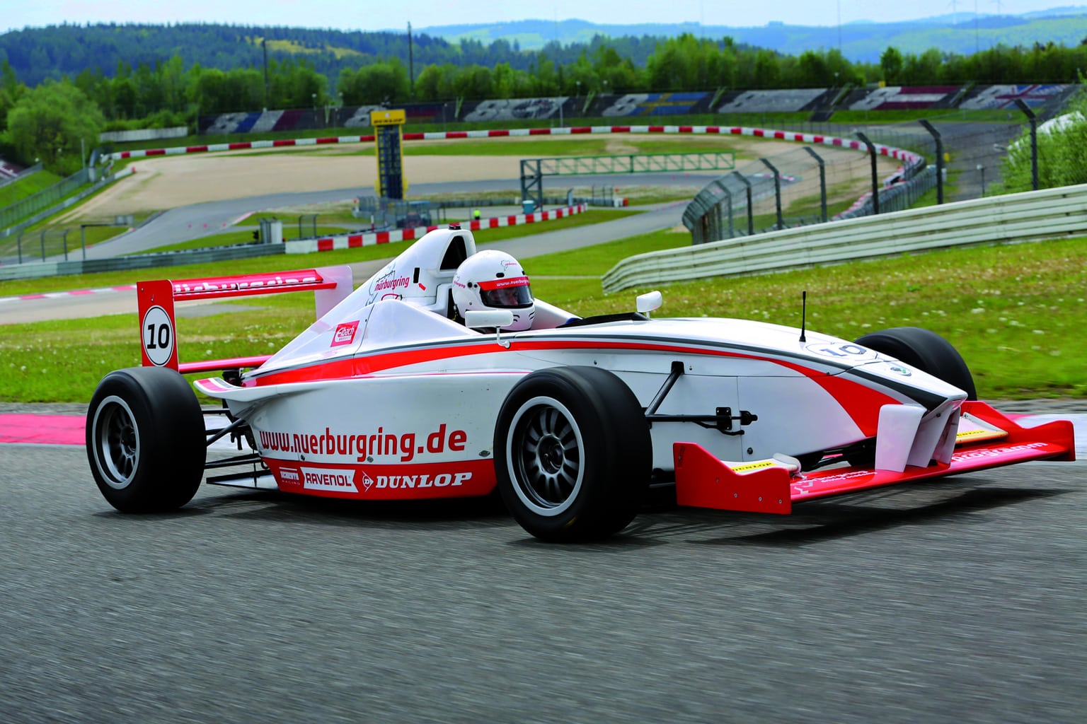 Met een formule een auto op de Nürburgring rijden is een van de grootste adrenalinekicks in Duitsland