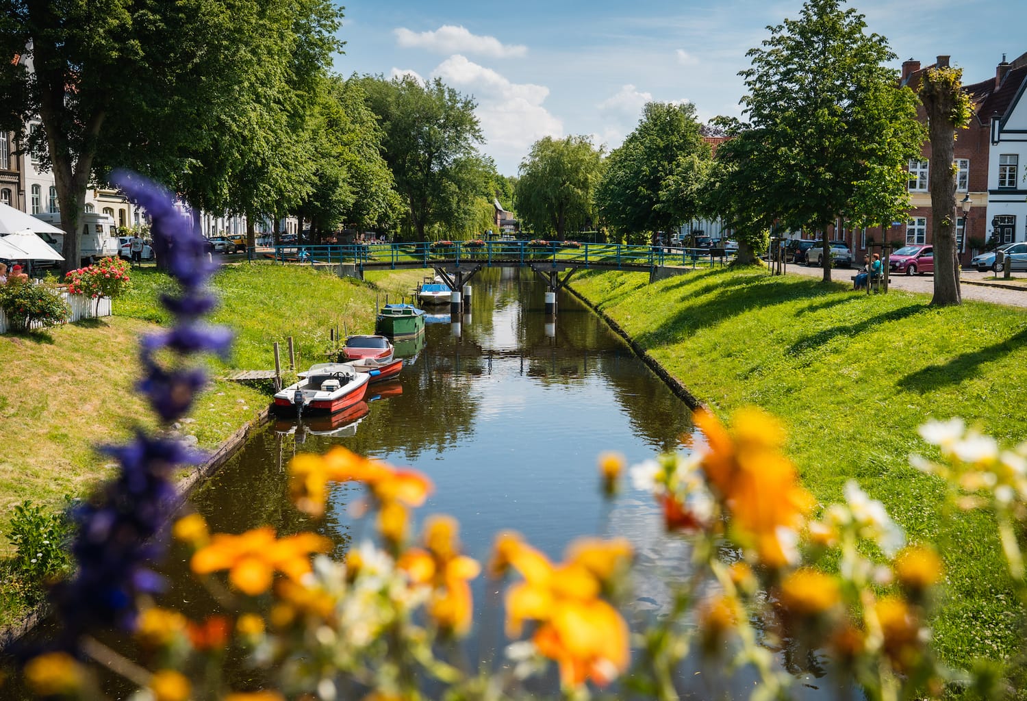 Een kanaal in het stadje Friedrichstadt