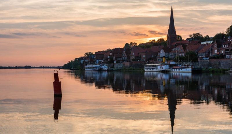 Het oude scheepvaartstadje Lauenburg aan de Elbe met avondstemming