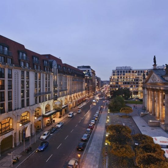 Uitzicht vanuit het Hilton Hotel Berlijn aan de gendarmenmarkt op straat