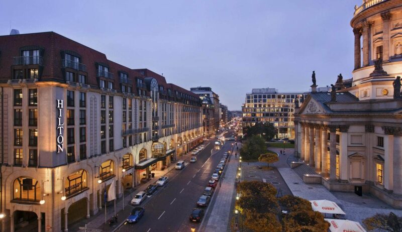 Uitzicht vanuit het Hilton Hotel Berlijn aan de gendarmenmarkt op straat