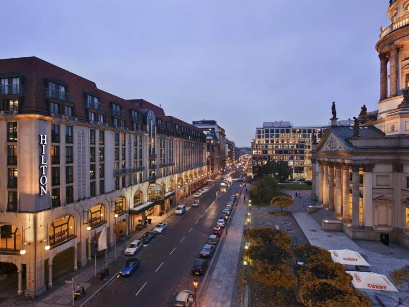 Uitzicht vanuit het Hilton Hotel Berlijn aan de gendarmenmarkt op straat